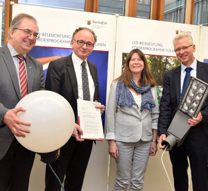 Energieministerin Ulrike Höfken mit Thomas Pensel von der Energieagentur Rheinland-Pfalz (links), Achim Hütten, Oberbürgermeister von Andernach (2. links) und Wolfgang Bühring, Geschäftsführer der Stadtwerke Speyer (rechts)