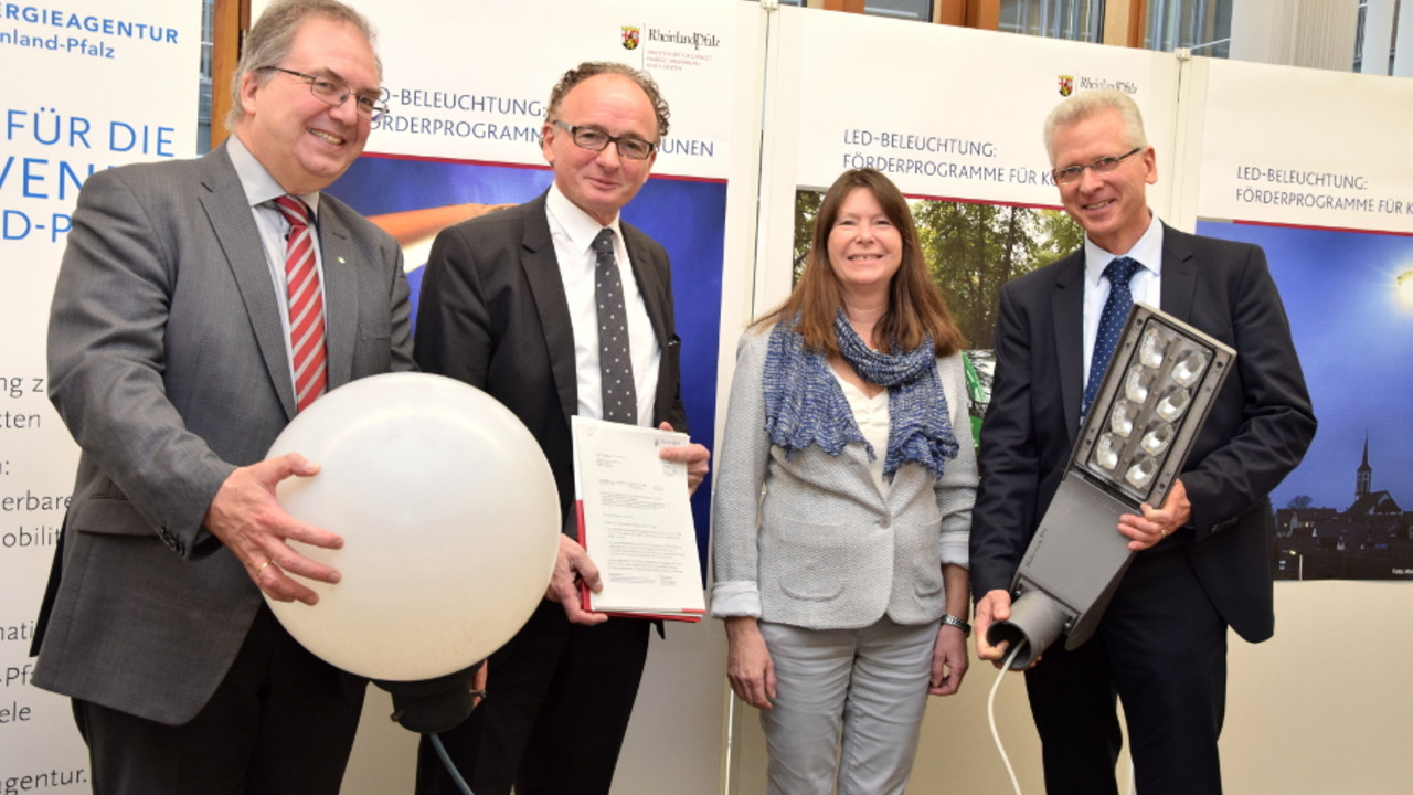 Energieministerin Ulrike Höfken mit Thomas Pensel von der Energieagentur Rheinland-Pfalz (links), Achim Hütten, Oberbürgermeister von Andernach (2. links) und Wolfgang Bühring, Geschäftsführer der Stadtwerke Speyer (rechts)