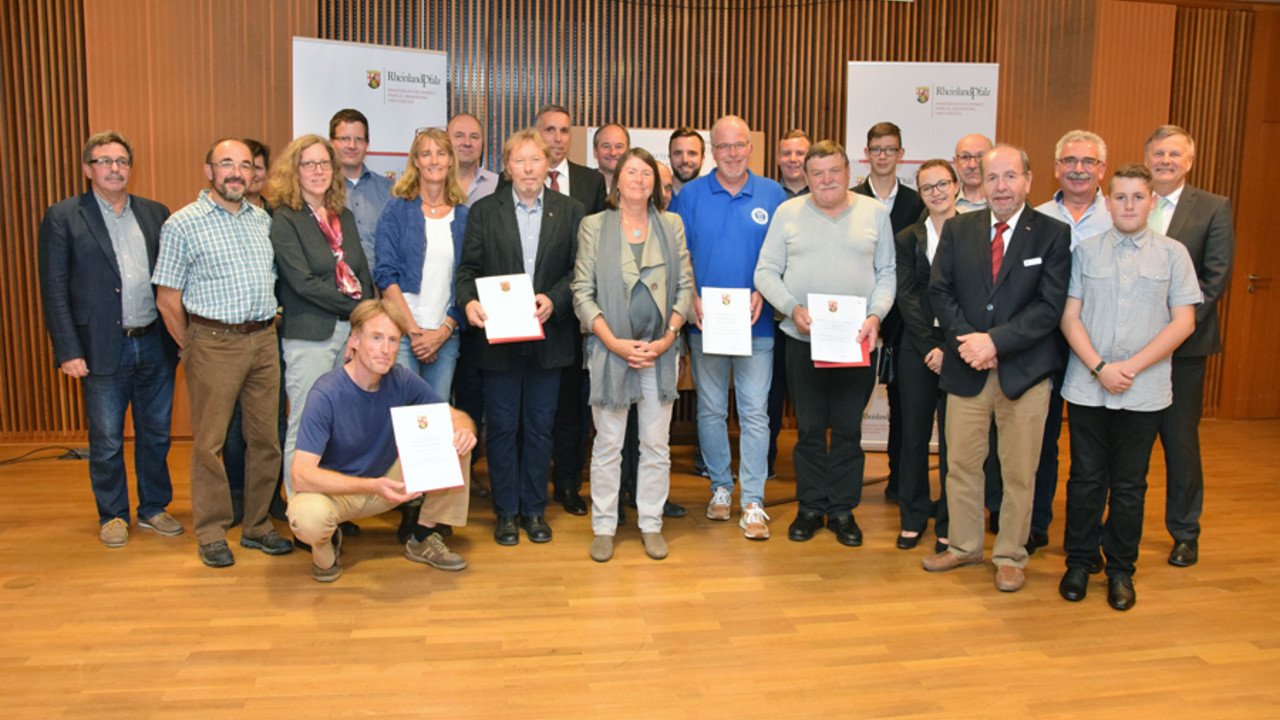 Umweltministerin Ulrike Höfken mit den ausgezeichneten Bachpaten.