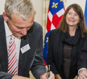 Ulrike Höfken und  Jacques Rebillard bei der Unterzeichnung der gemeinsamen Erklärung. Foto: Klaus Benz