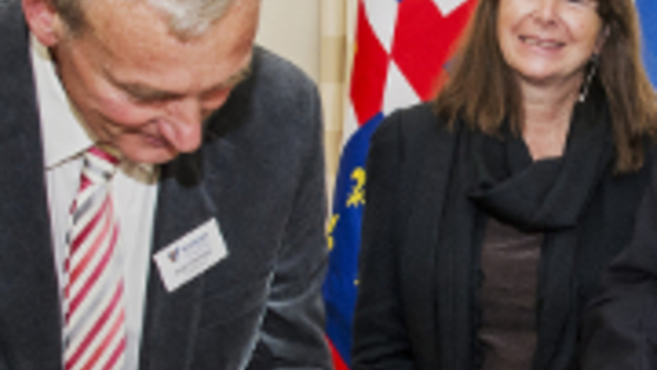 Ulrike Höfken und Jacques Rebillard bei der Unterzeichnung der gemeinsamen Erklärung. Foto: Klaus Benz Ulrike Höfken und Jacques Rebillard bei der Unterzeichnung der gemeinsamen Erklärung. Foto: Klaus Benz