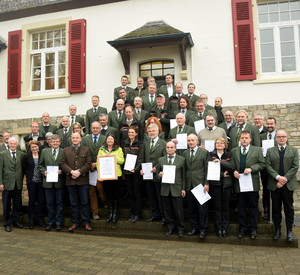 Gruppenbild mit Forstministerin Ulrike Höfken und den rheinland-pfälzischen Forstamtsleiterinnen und -leitern.