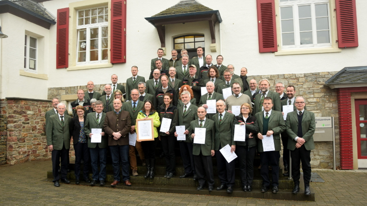 Gruppenbild mit Forstministerin Ulrike Höfken und den rheinland-pfälzischen Forstamtsleiterinnen und -leitern.