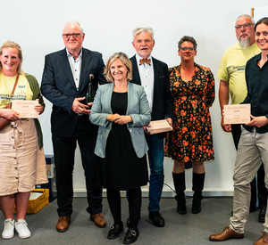Klimaschutzministerin Katrin Eder mit den Preisträgern des Sonderpreises „Ahrflut“