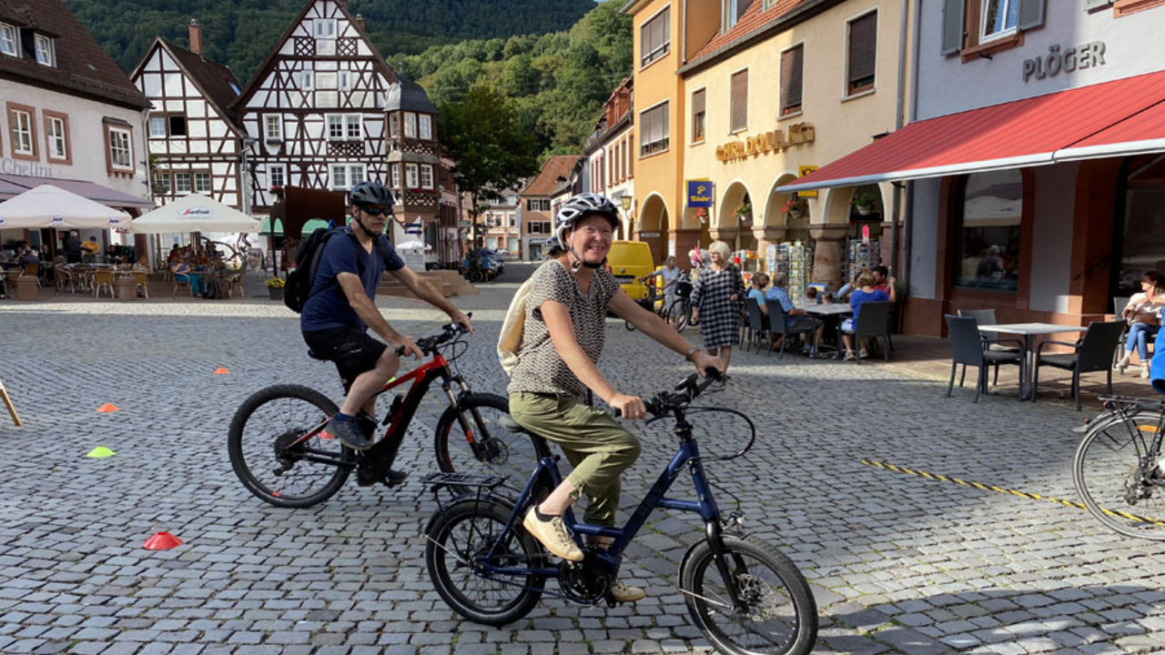 Umweltministerin Höfken beim Stadtradeln in Annweiler