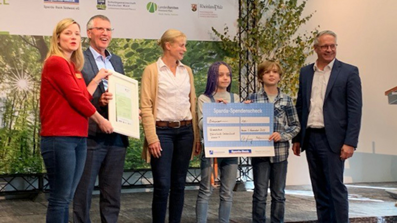 Gruppenbild mit Schülern der Siegerklasse der Grundschule Dörrebach-Seibersbach