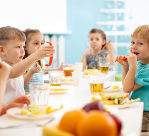 Kinder beim Essen in der Kita