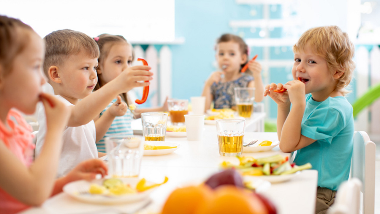 Kinder beim Essen in der Kita