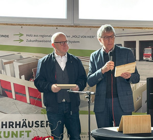 Klimaschutzstaatssekretär Dr. Erwin Manz und Bürgermeister Rudolf Jacob bei der offiziellen Einweihung des Feuerwehrhausese 