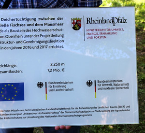 Hinweisschild auf die Deichertüchtigung zwischen der Schließe Fischsee und dem Mausmeer.