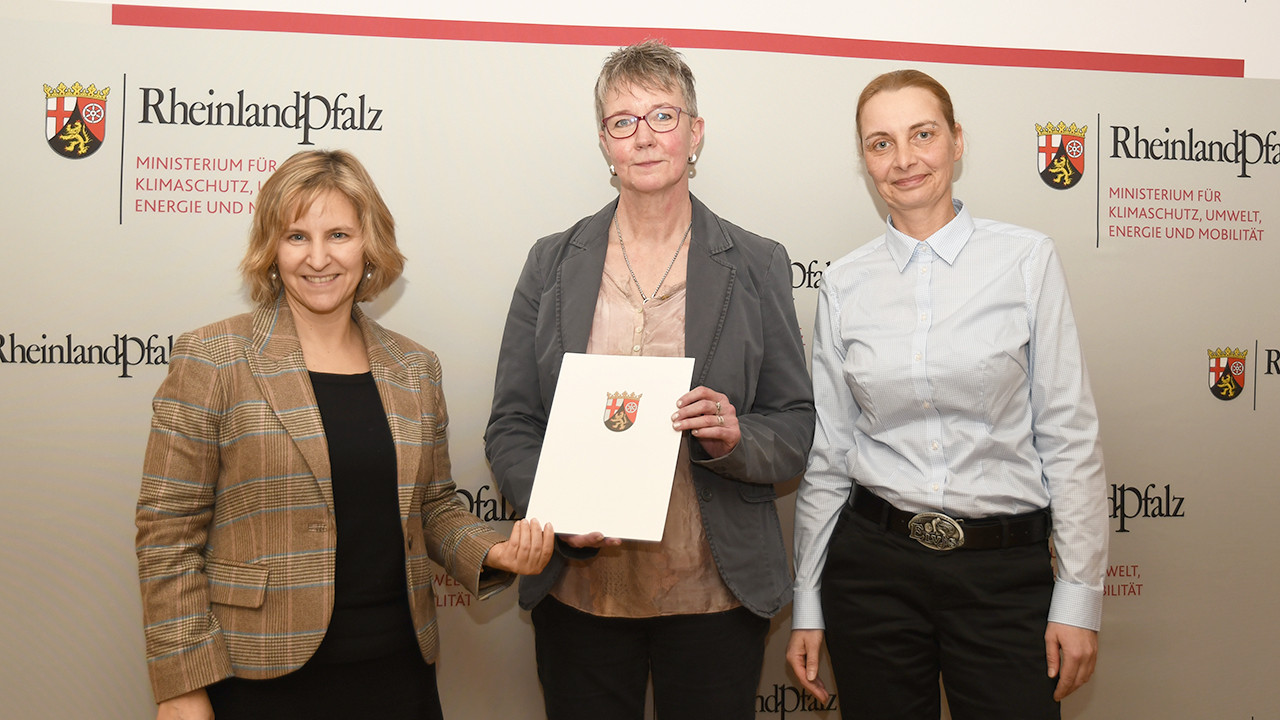 Klimaschutzministerin Katrin Eder mit Klimaschutzministerin Katrin Eder mit Vertreterinnen der ausgezeichneten Katzenhilfe Koblenz