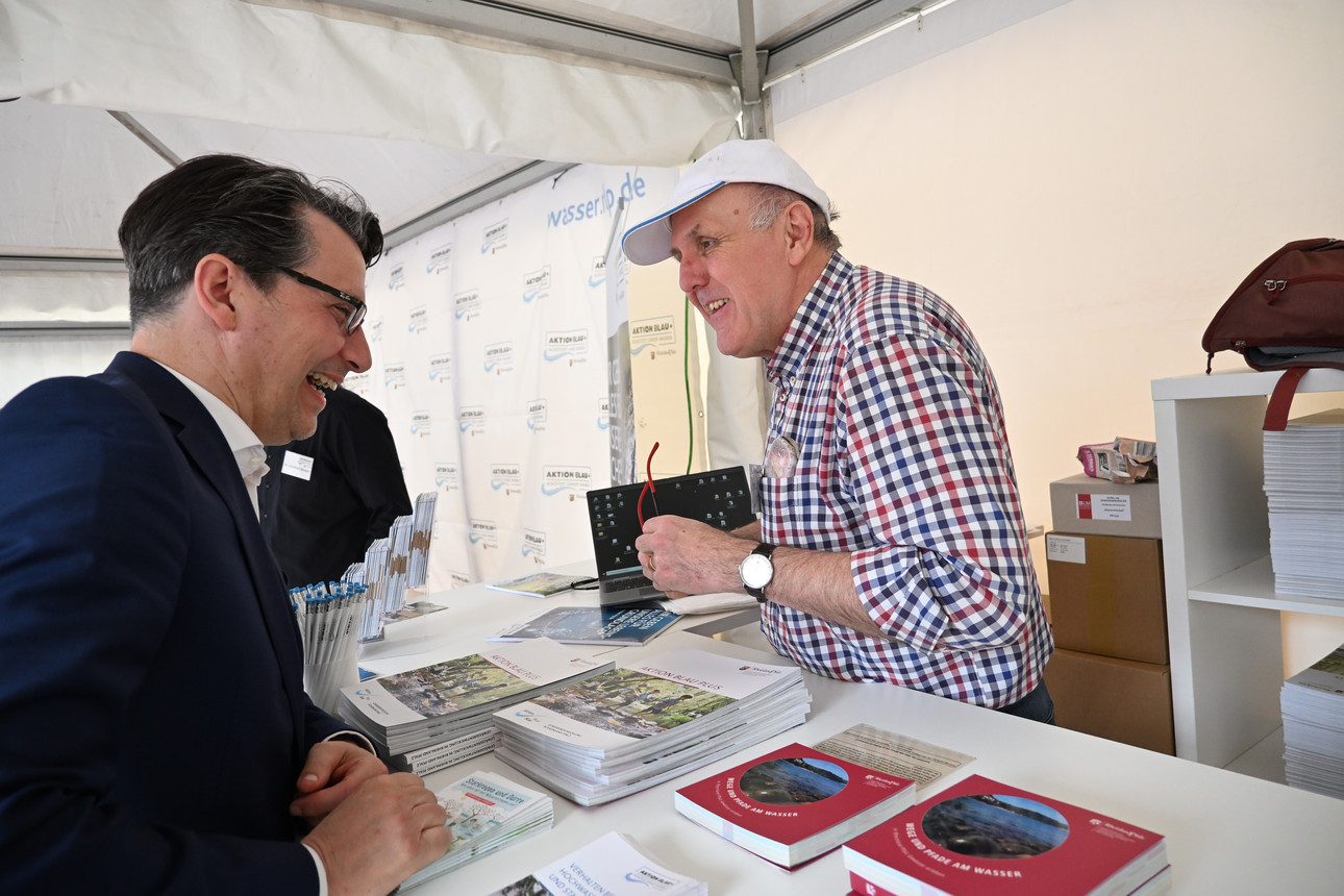 Breites Informationsangebot: Staatssekretär Michael Hauer am Stand der Wasserwirtschaft