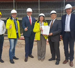 Ministerin Ulrike Höfken übergibt auf der Baustelle des neuen Bildungszentrums den Förderbescheid des Landes an die HWK Trier