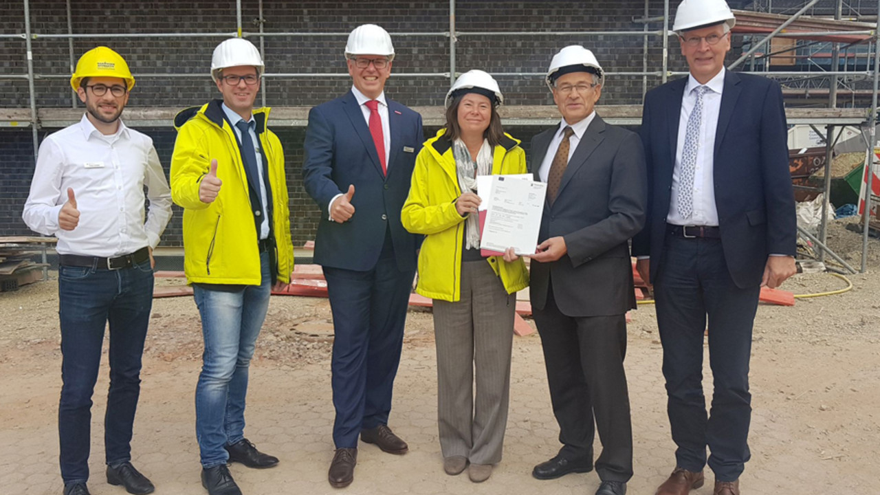 Ministerin Ulrike Höfken übergibt auf der Baustelle des neuen Bildungszentrums den Förderbescheid des Landes an die HWK Trier