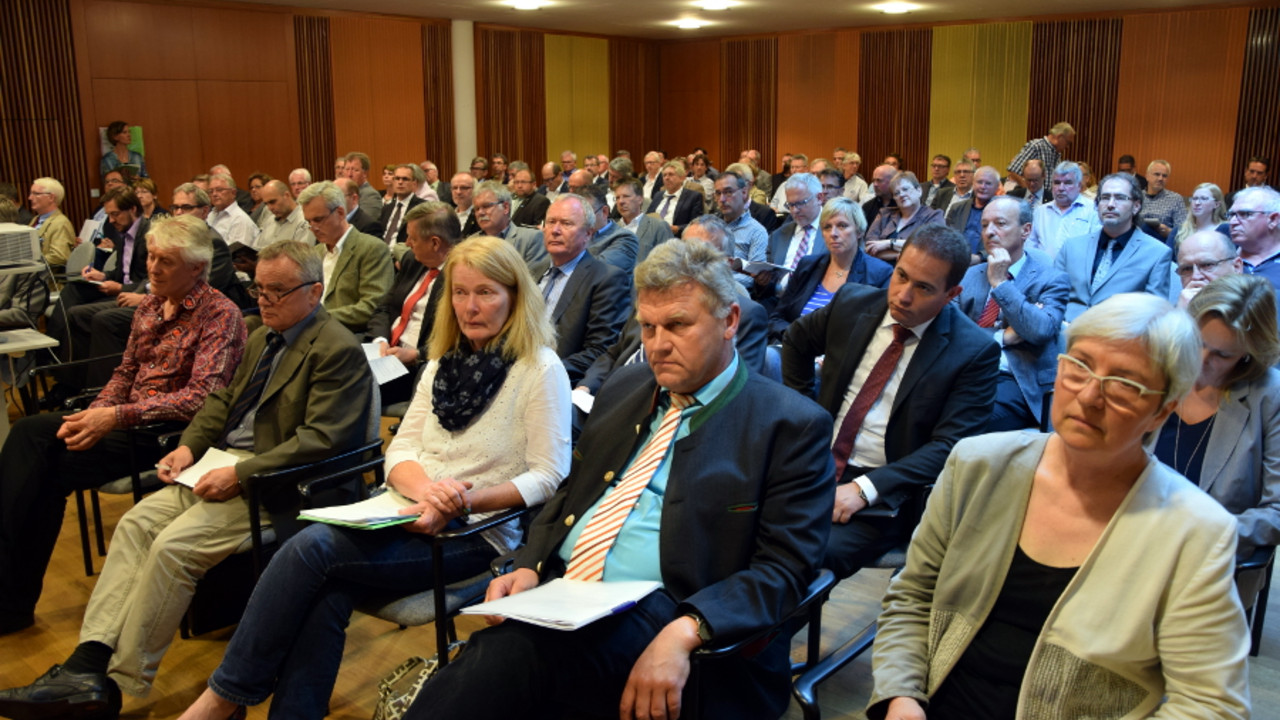 Rund 100 rheinland-pfälzische Kommunlavertreter informieren sich beim Runden Tisch zur Hochwasservorsorge im Mainzer Umweltministerium.