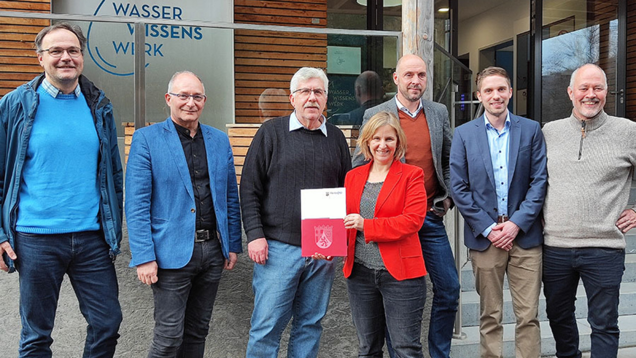 Klimaschutzministerin Katrin Eder bei der Förderbescheidübergabe vor dem WasserWissensWerk in Kempfeld