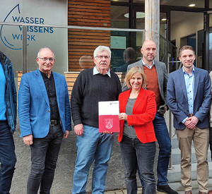 Klimaschutzministerin Katrin Eder bei der Förderbescheidübergabe vor dem WasserWissensWerk in Kempfeld