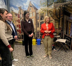 Umweltministerin Katrin Eder beim Rundgang durch den neuen Rätselraum