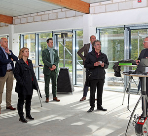 Staatsministerin Katrin Eder bei der Unternehmenspräsentation im Energie- und Technikpark