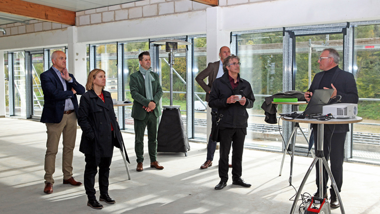 Staatsministerin Katrin Eder bei der Unternehmenspräsentation im Energie- und Technikpark