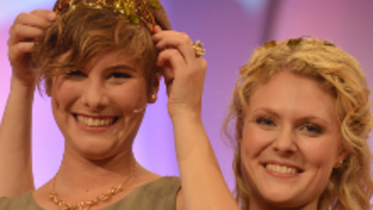 Weinkönigin Josefine Schlumberger und ihre Vorgängerin Janina Huhn. Foto: www.deutscheweine.de Weinkönigin Josefine Schlumberger und ihre Vorgängerin Janina Huhn. Foto: www.deutscheweine.de