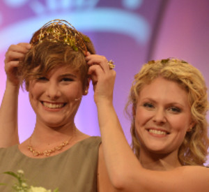Weinkönigin Josefine Schlumberger und ihre Vorgängerin Janina Huhn. Foto: www.deutscheweine.de