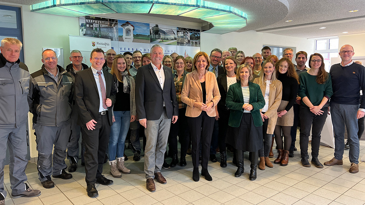 Gruppenbild mit Klimaschutzministerin Katrin Eder, Ministerpräsidentin Malu Dreyer und Bürgermeister Klaus Lütkefedder