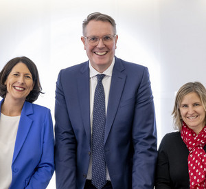 Wirtschaftsministerin Daniela Schmitt, Ministerpräsident Alexander Schweitzer und Klimaschutzministerin Katrin Eder (von links) stellen den Entwurf des neuen Klimaschutzgesetzes vor.