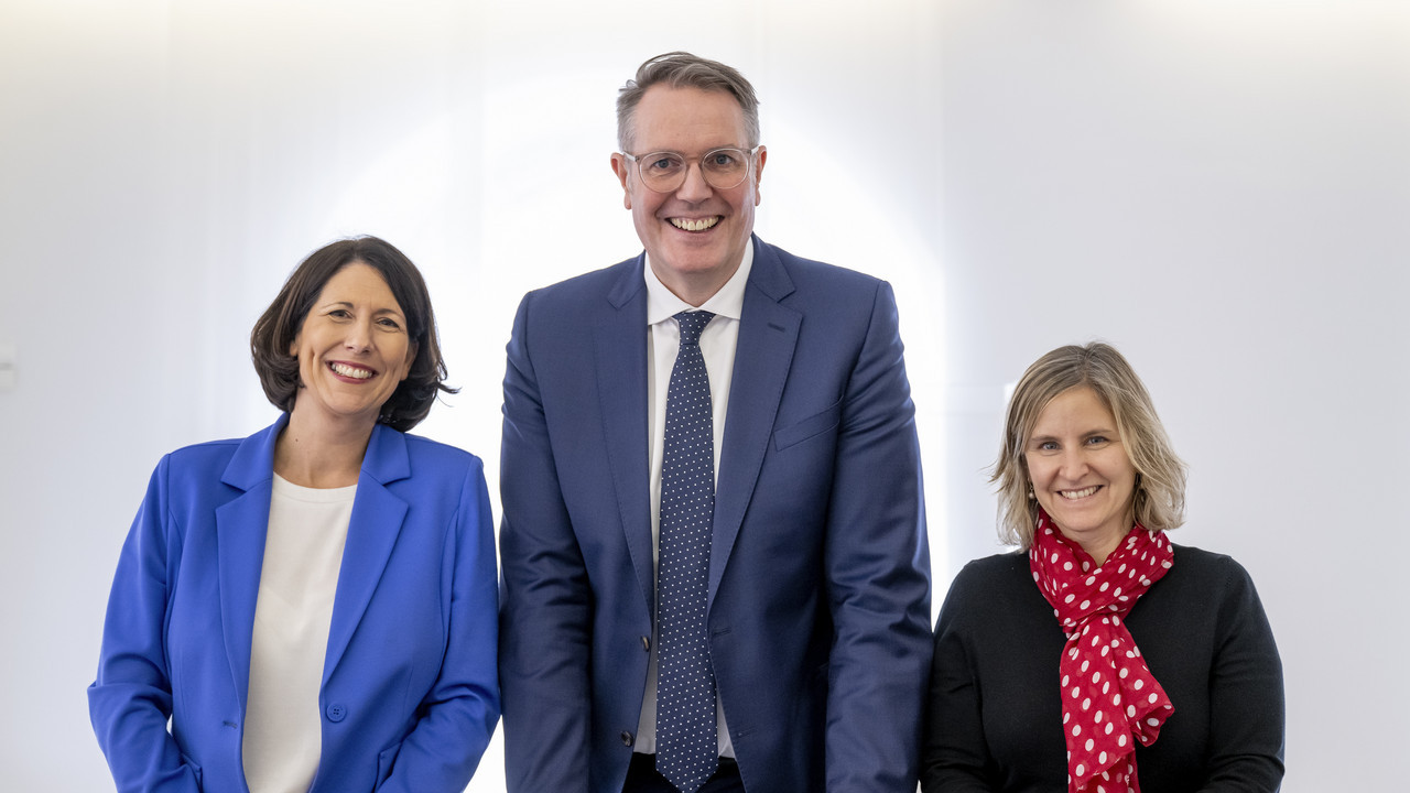 Wirtschaftsministerin Daniela Schmitt, Ministerpräsident Alexander Schweitzer und Klimaschutzministerin Katrin Eder (von links) stellen den Entwurf des neuen Klimaschutzgesetzes vor.