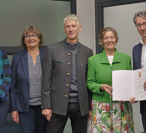 Staatssekretär Michael Hauer mit den beiden Preisträgern Prof. Dr. Ellen Fritsche und Marcel Leist sowie Dr. Kerstin Wilke (MKUEM) und Dr. Bettina Kränzlin, Jurymitglied zur Vergabe des Forschungspreises ((von rechts nach links)