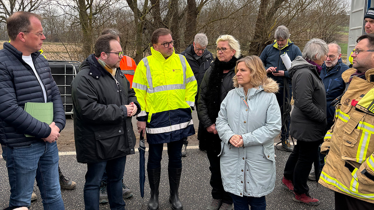 Umweltministerin Katrin Eder informiert sich am Unglücksort