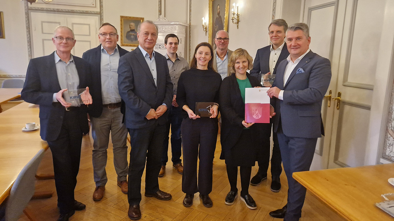 Klimaschutzministerin Katrin Eder übergibt in Birkenfeld den Förderbescheid an Landrat Miroslaw Kowalski