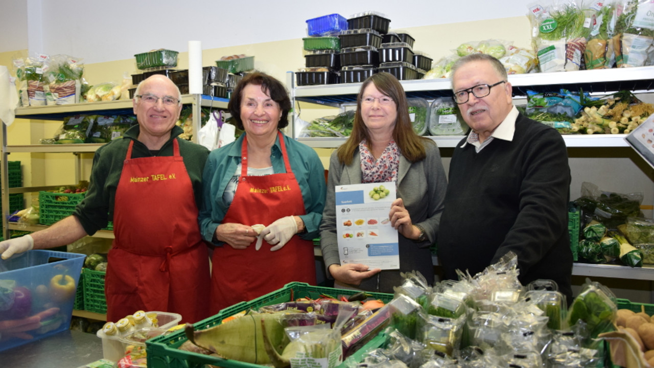 Ernährungsministerin Ulrike Höfken und Mitarbeiter der Mainzer Tafel präsentieren die bundesweit ersten Lebensmittelkarten für Tafeln.