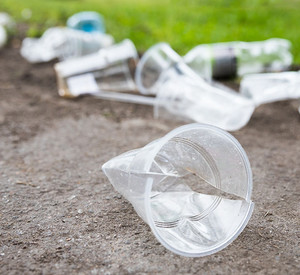 Weggeworfene Plastikbecher und Flaschen auf dem Boden