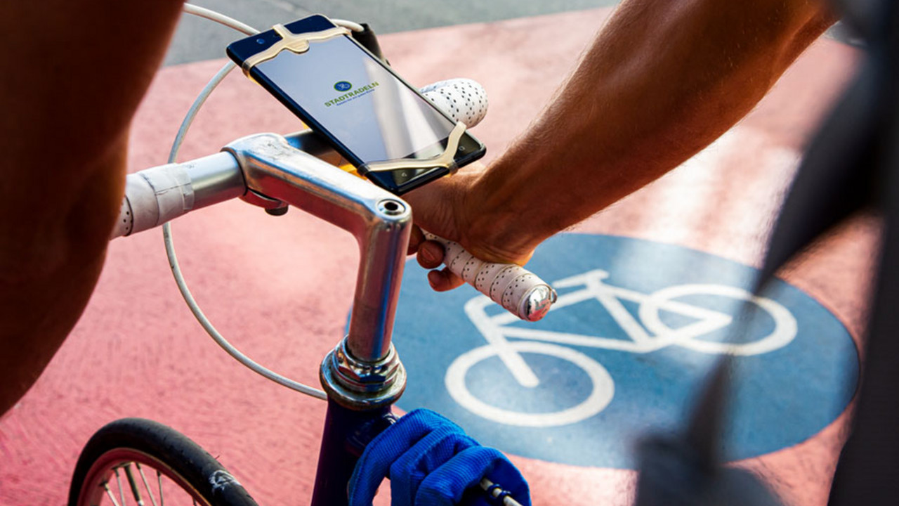 Fahrrad mit Smartphone am Lenker
