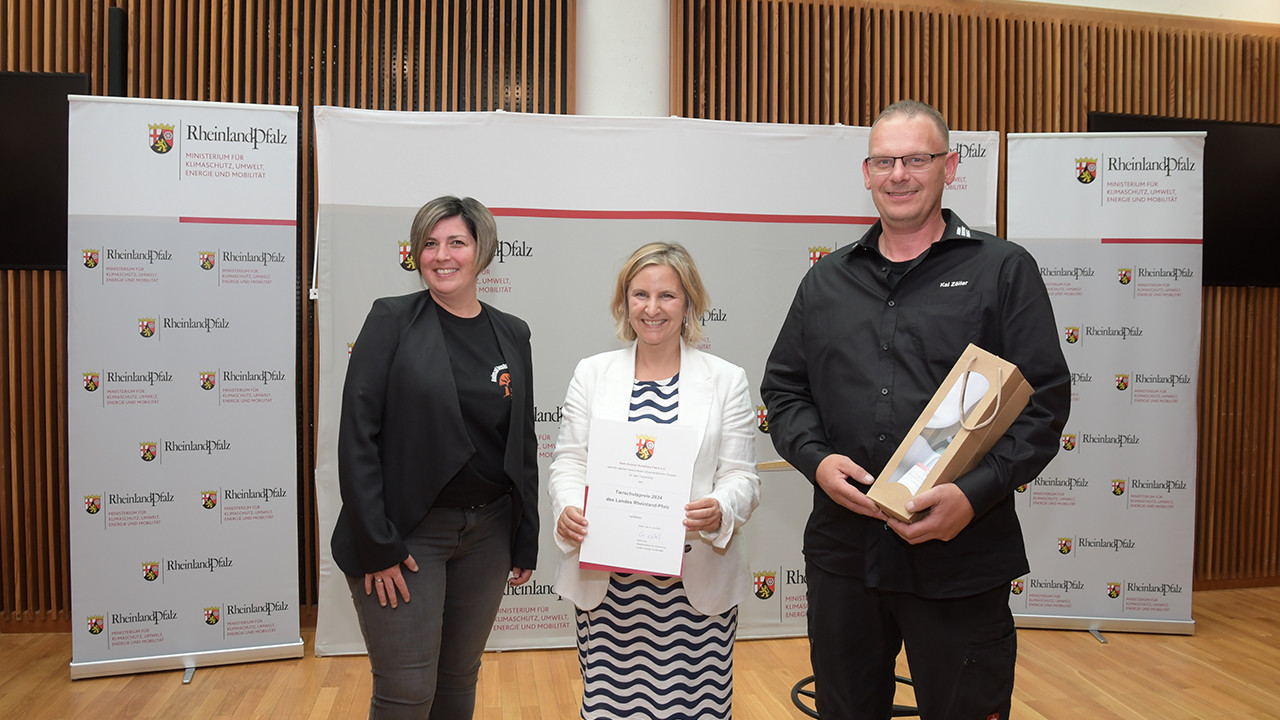 Kai Zöller und Katja Rheinheimer vom Verein Animal Sunshine Farm mit Umweltministerin Katrin Eder