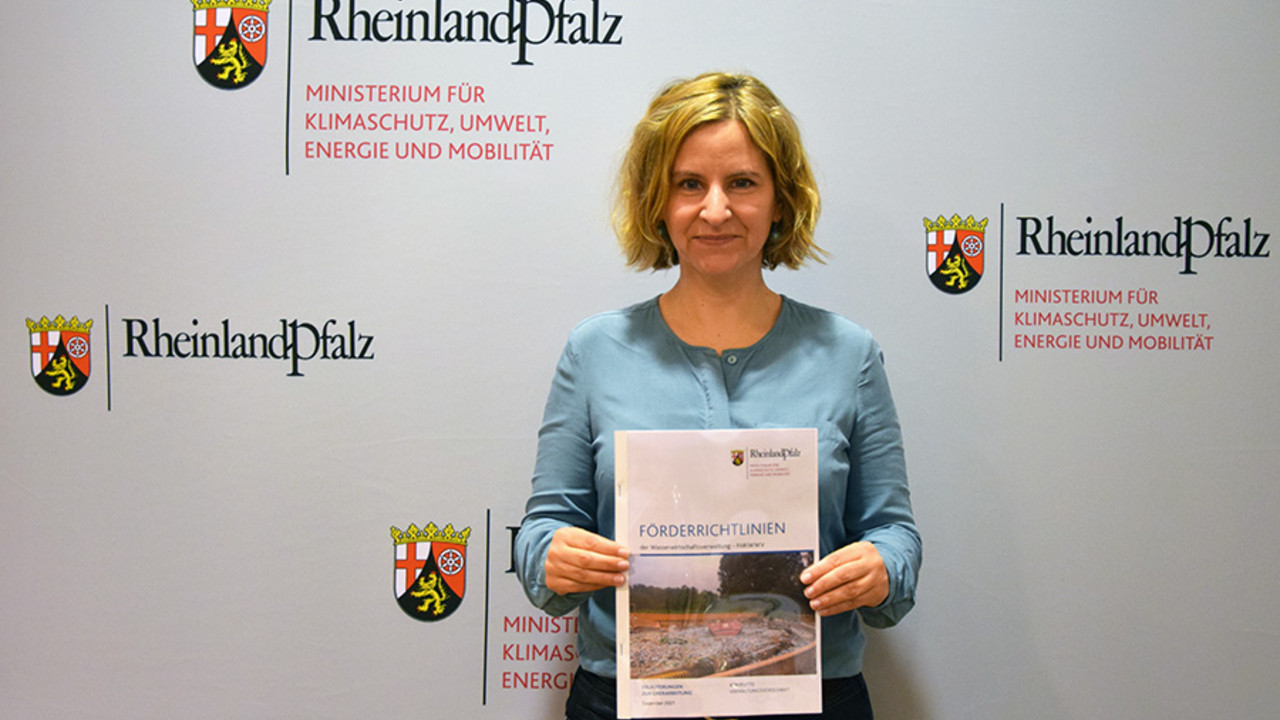 Klimaschutzministerin Katrin Eder stellt die neuen Förderrichtlinien vor.