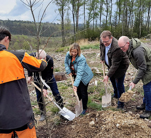 Baumpflanzaktion mit Klimaschutzministerin Katrin Eder