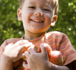 Junge mit Äpfeln im Arm, Foto: istockphoto.com