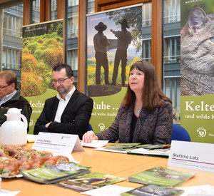 Umweltministerin Ulrike Höfken und ihr saarländischer Amtskollege Reinhold Jost stellen das erste Jahresprogramm des Nationalparks-Hunsrück Hochwald vor.