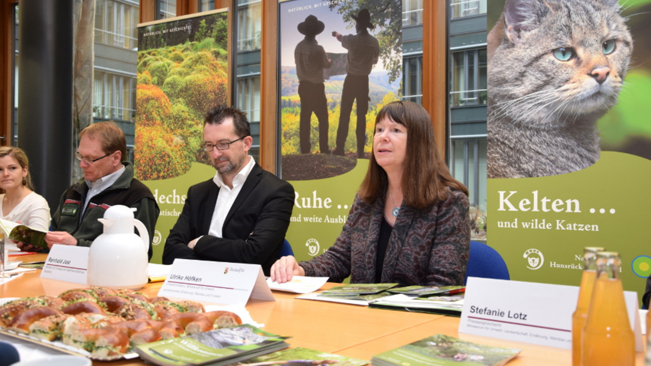 Umweltministerin Ulrike Höfken und ihr saarländischer Amtskollege Reinhold Jost stellen das erste Jahresprogramm des Nationalparks-Hunsrück Hochwald vor.
