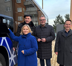 Klimaschutzministerin Katrin Eder beim Laden eines der neuen Elektrobusse in Bingen