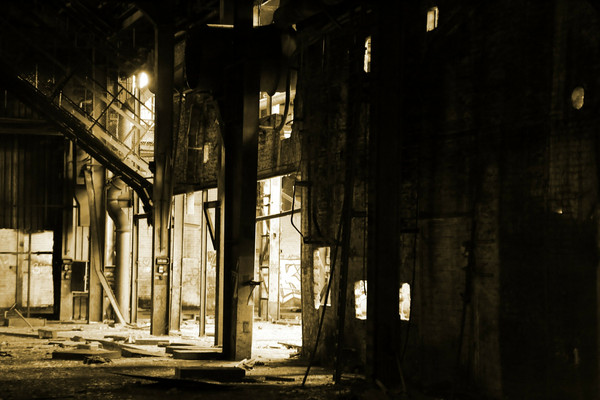 Auf dem Bild ist das verfallene Innere einer Fabrikhalle zu sehen