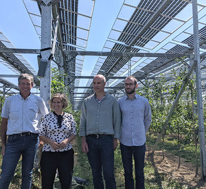 Klimaschutzministerin Katrin Eder beim Besuch der Agri-PV Anlage in Grafschaft