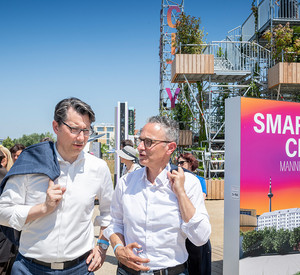 Staatssekretär Michael Hauer und Peter Johann, Geschäftsführer der Metropolregion Rhein-Neckar, beim Nachhaltigkeits-Rundweg der BUGA 