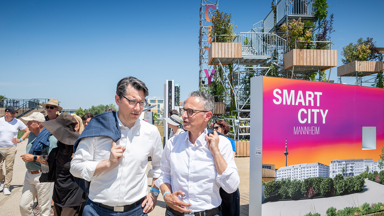 Staatssekretär Michael Hauer und Peter Johann, Geschäftsführer der Metropolregion Rhein-Neckar, beim Nachhaltigkeits-Rundweg der BUGA 