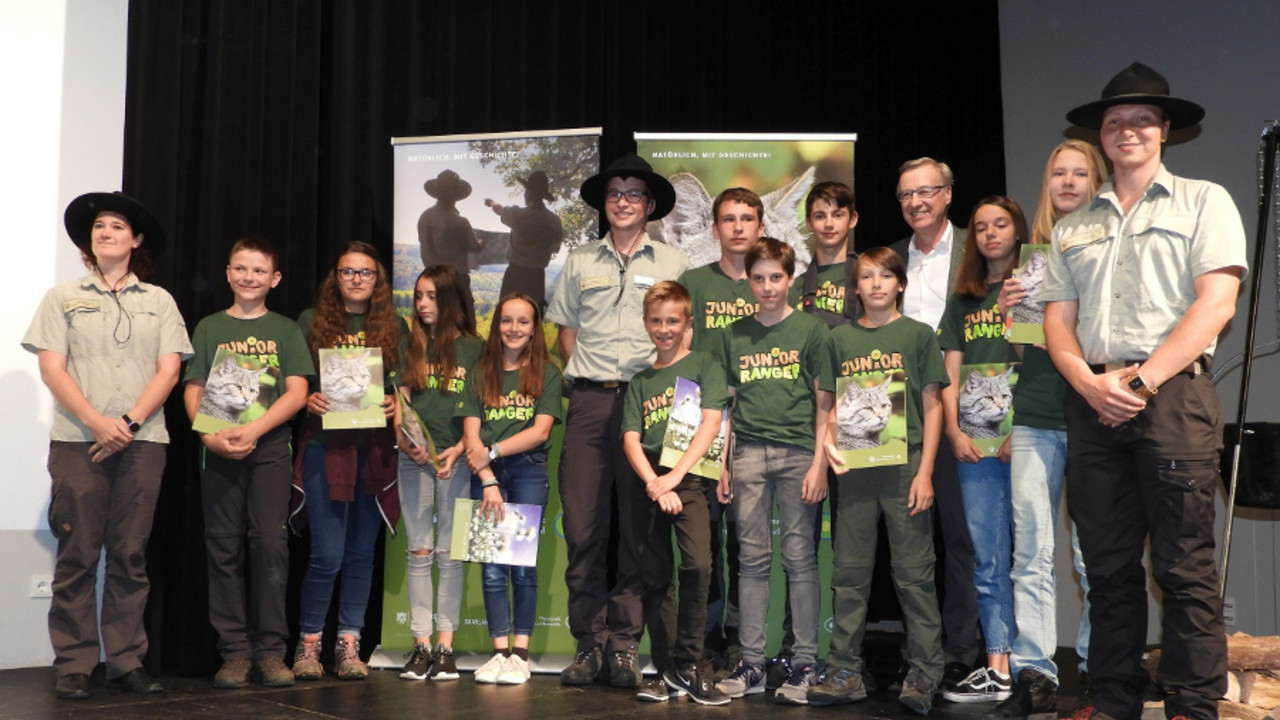 Umweltstaatssekretär Thomas Griese mit den ausgezeichneten Junior-Rangern des Nationalparks Hunsrück-Hochwald