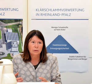 Umweltministerin Ulrike Höfken während der Pressekonferenz zur Klärschlammverordnung