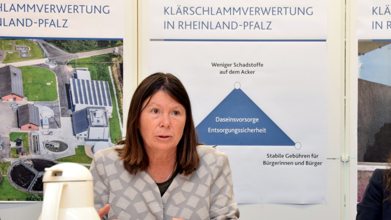 Umweltministerin Ulrike Höfken während der Pressekonferenz zur Klärschlammverordnung