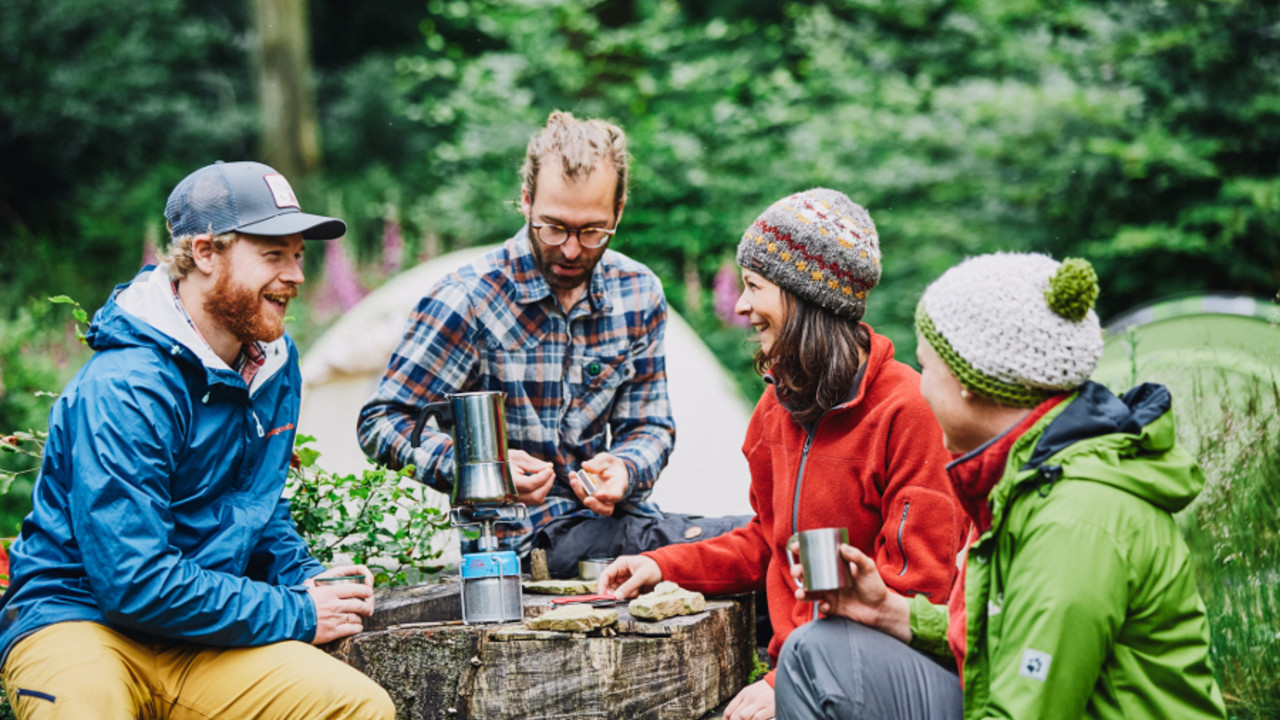 Junge Camper im Wald